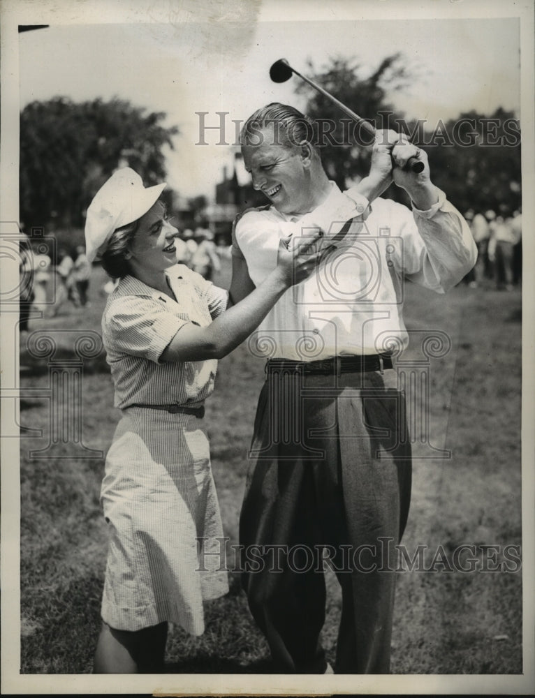 1944 Press Photo Craig Wood, Jeanne Kilne in National Victory Golf Tournament- Historic Images