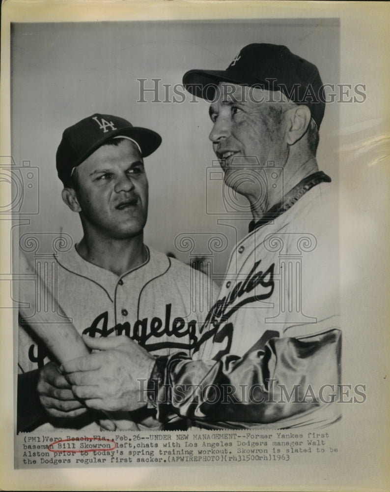 1963 Press Photo Former Yankee Bill Skowron Talks with Dodgers Mngr Walt Alston- Historic Images
