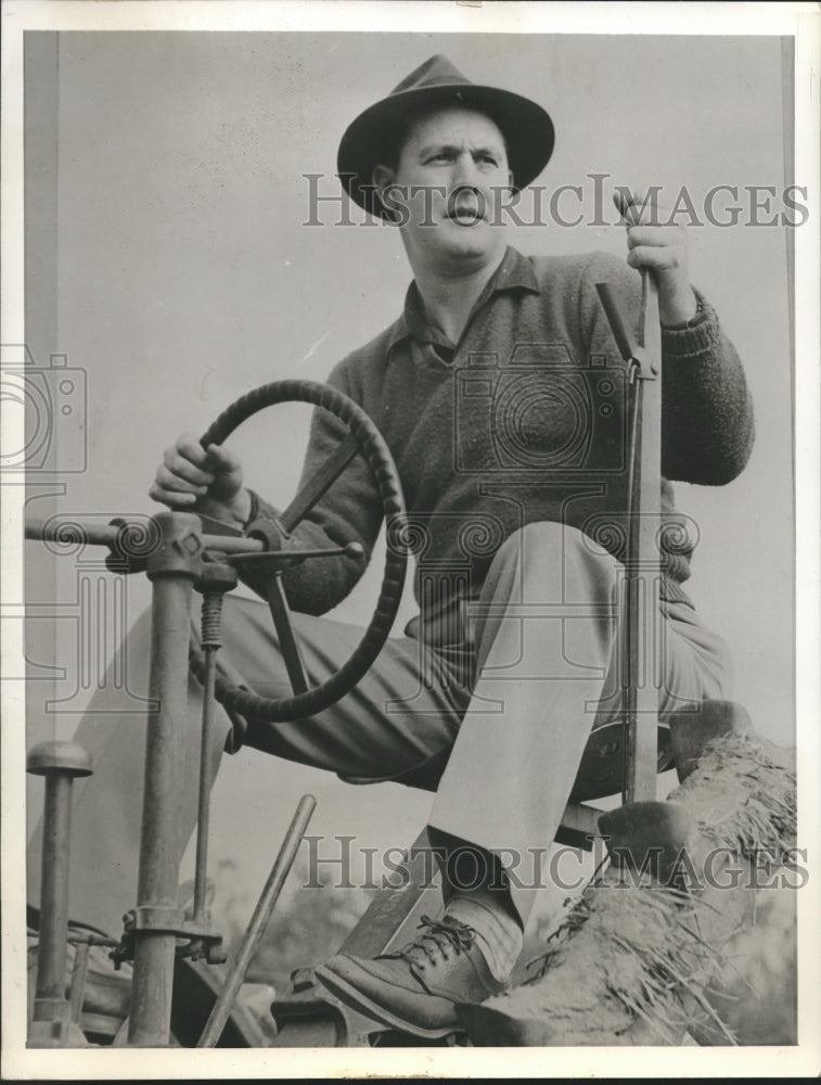 1942 Press Photo Cardinals&#39; pitcher Morton Cooper farming for war cause- Historic Images