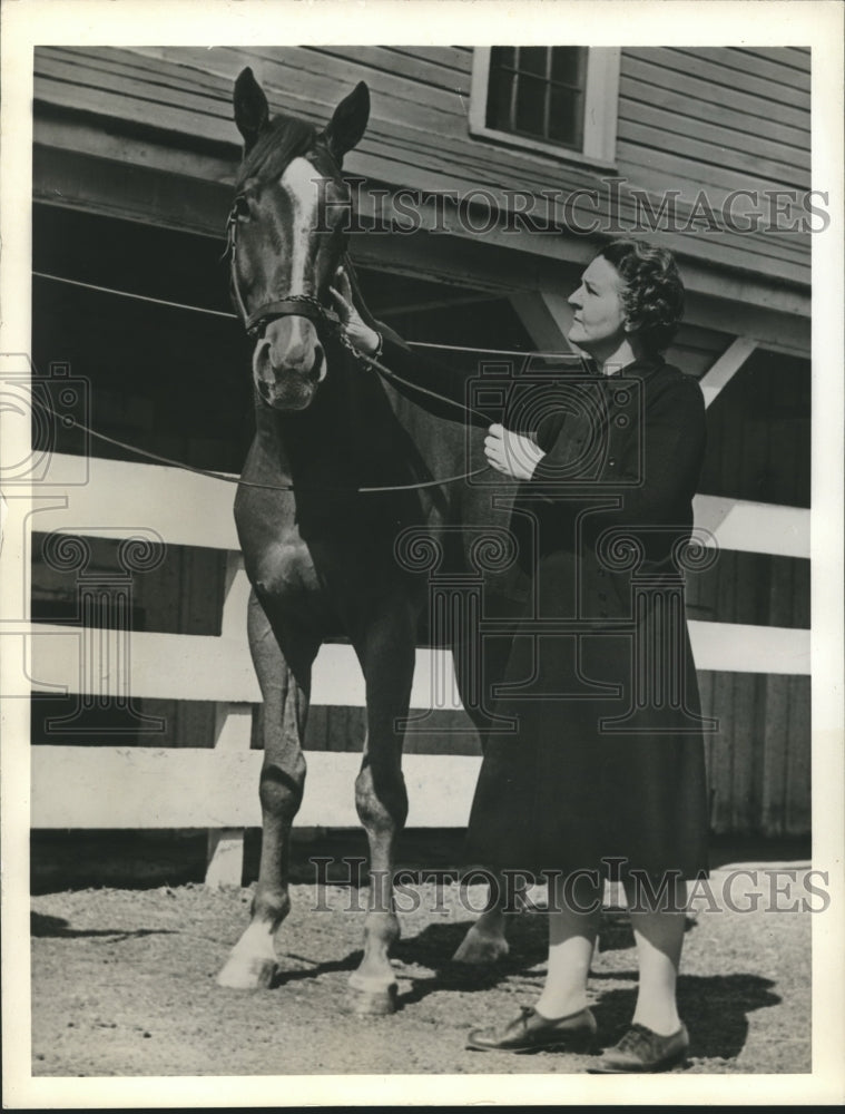 Press Photo Mrs. Thomas Clare with her 3 yr old thoroughbred &quot;Blue Bonnet- Historic Images