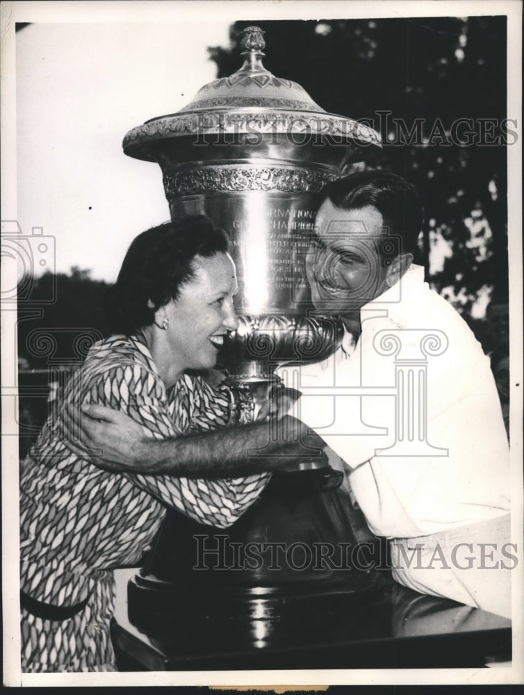 1948 Press Photo Lloyd Mangrum &amp; wife after winning World Championship of Golf- Historic Images