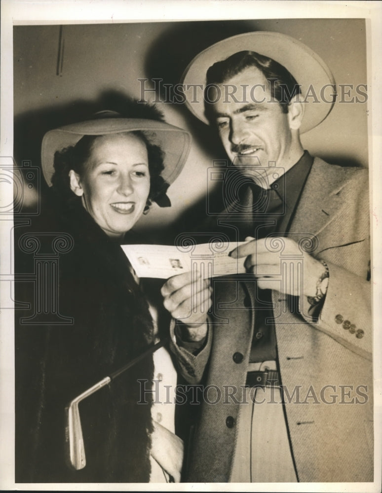 1942 Press Photo Lloyd Mangrum holding $5000 check for New Orleans Open win- Historic Images