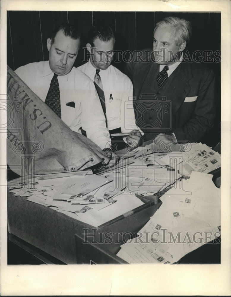 1944 Press Photo St. Louis Browns&#39; Jim Conzelman with World Series fan mail- Historic Images