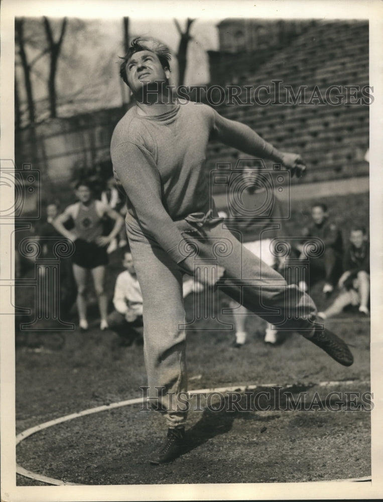 1940 Press Photo Jack Hughes, U of Texas, sets Discus Throw record, Drake Relays- Historic Images