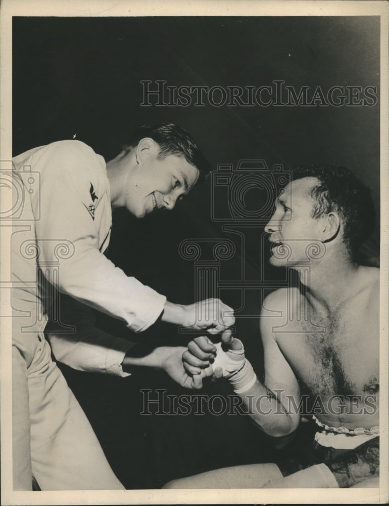 1945 Press Photo former Lightweight champ Lew Jenkins in Coast Guard base, WWII- Historic Images