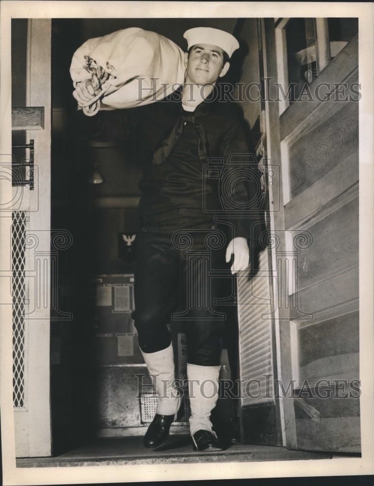 1943 Press Photo Bobby Riggs, tennis star, at Great Lakes Naval Training, WWII- Historic Images