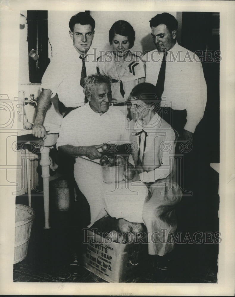 1931 Press Photo University of Chicago Coach Amos Stagg peeling apples for pie- Historic Images