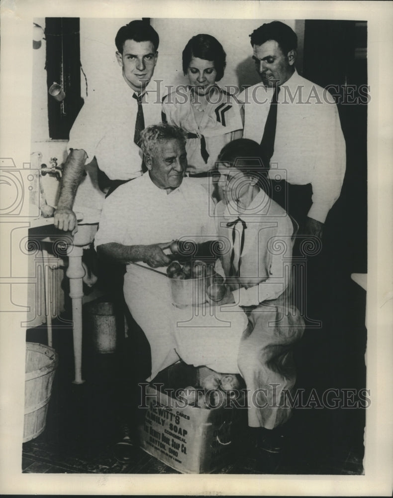 1931 Press Photo University of Chicago Coach Amos Stagg peeling apples for pie- Historic Images