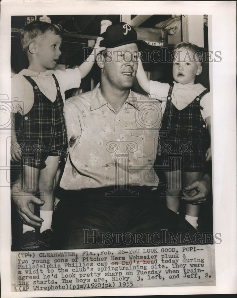 1955 Press Photo Phillies pitcher Herm Wehmeier with sons Ricky and Jeff- Historic Images