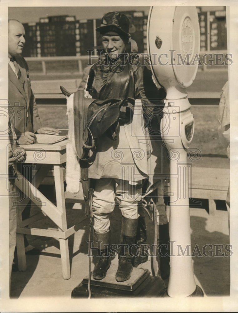 1940 Press Photo jockey Roy Jack Flinchum loses apprentice weight - sbs06365- Historic Images