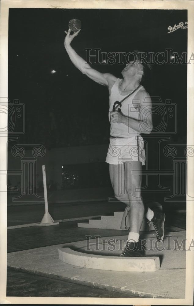 1940 Press Photo Al Blozis, Georgetown, sets new record for shot put - sbs06374- Historic Images