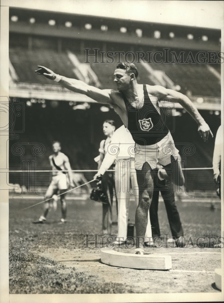 1931 Press Photo Robert Hall, USC football player, in Shot Put event, 4A Meet- Historic Images