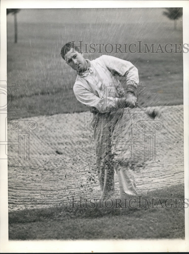 1940 Press Photo Dick Metz blasts out of trap in PGA Championships in Hershey PA- Historic Images