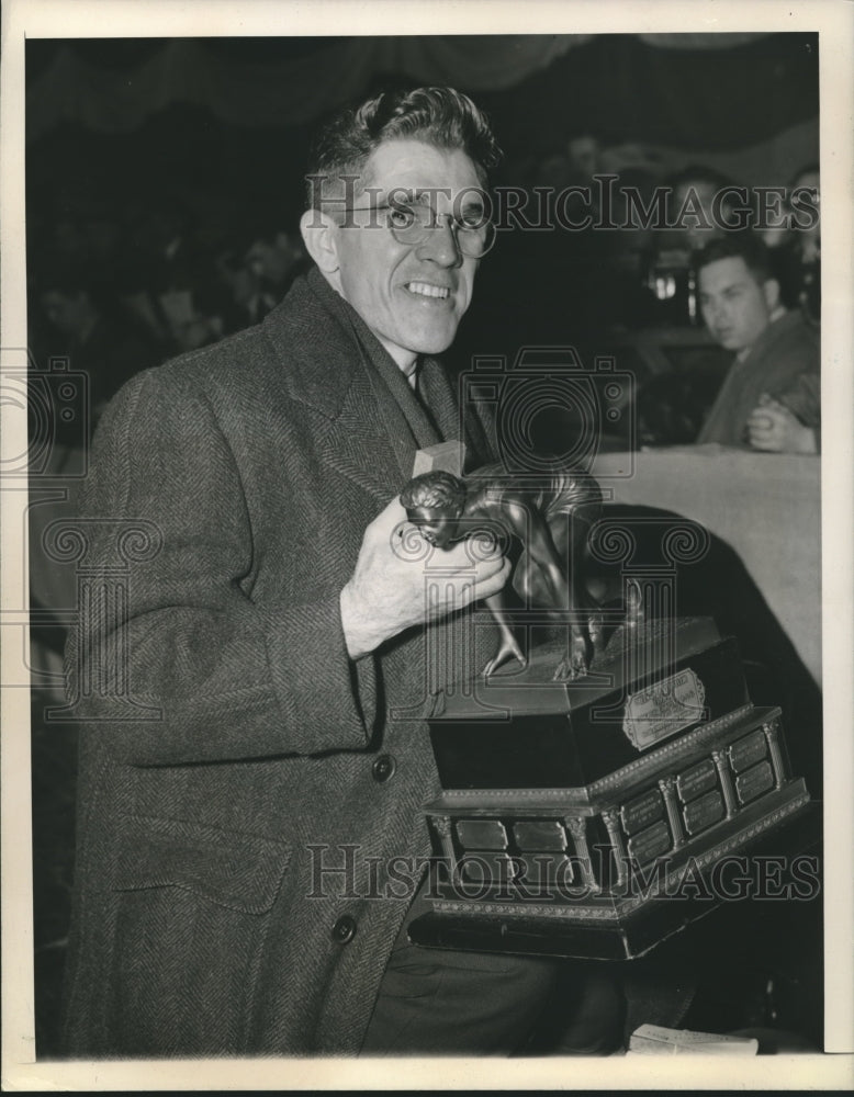 1944 Press Photo Gil Dodds wins Bankers' Mile Trophy at Chicago Relays- Historic Images