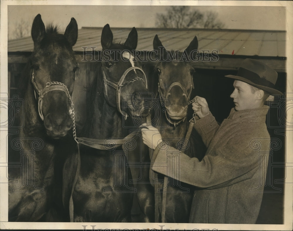 1940 Press Photo Eddie Johnson with horses Reluctant Miss, Solo Dash, Red Dianne- Historic Images