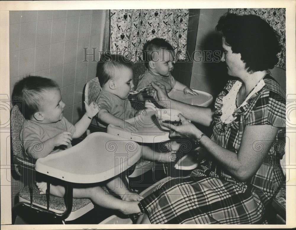 Press Photo Mrs. Frank Sitton feeding her blind triplets, Don, Lon and John