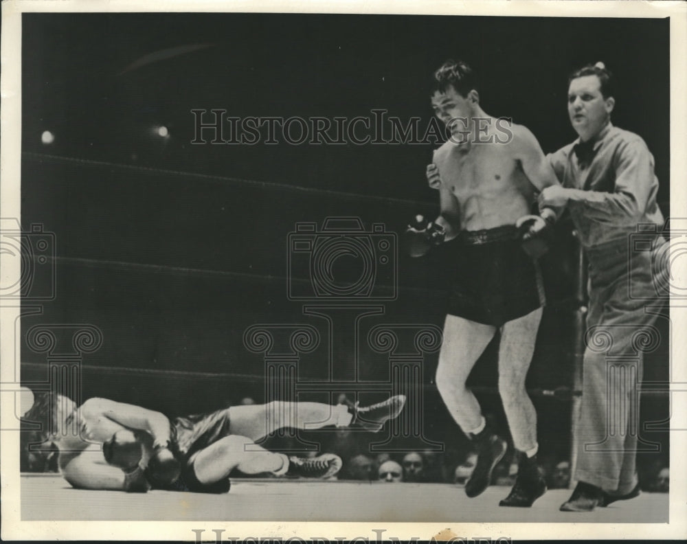 1941 Press Photo Jimmy Webb floors Tommy Tucker in the 9th, ref. calls the bout- Historic Images