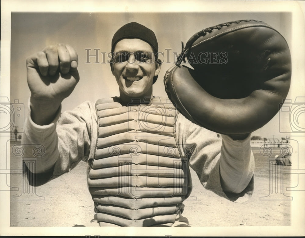 1941 Press Photo Reds catcher Dick West displays his backstopping technique- Historic Images