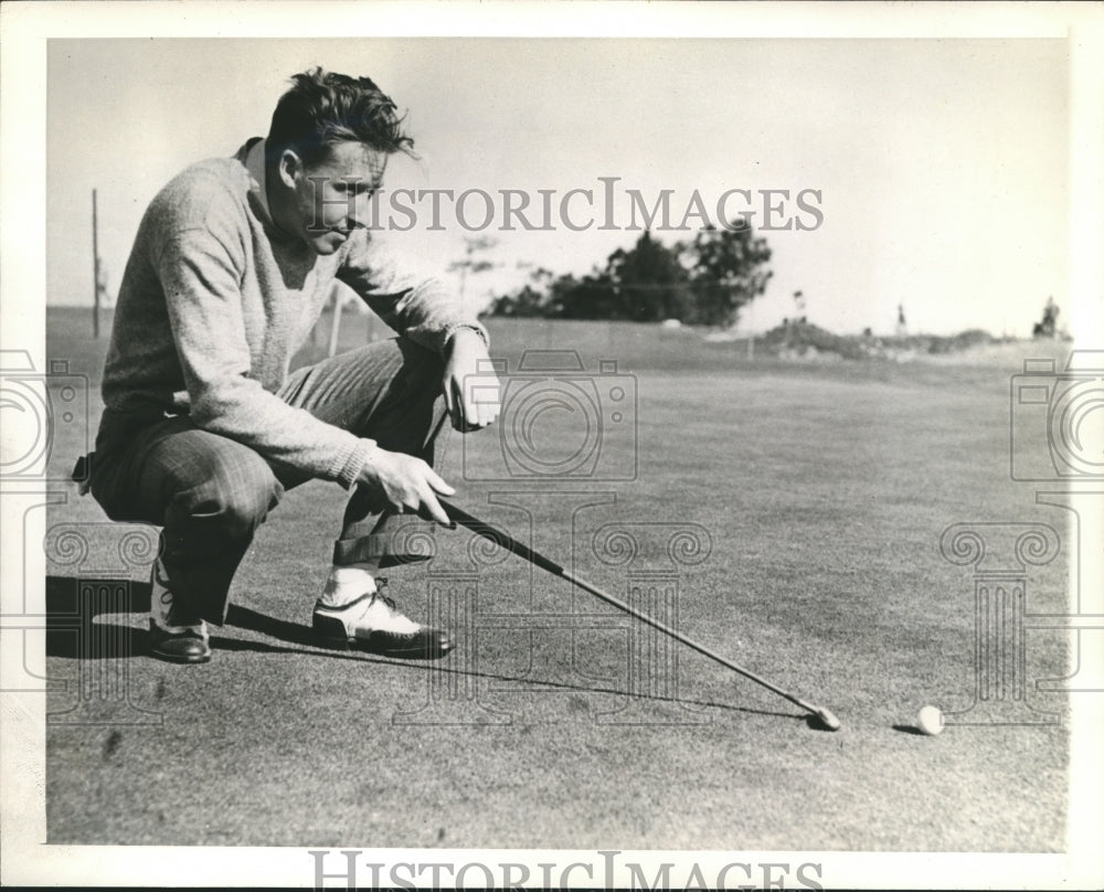 1942 Press Photo Lester Kennedy lining up a putt during North-South Open- Historic Images