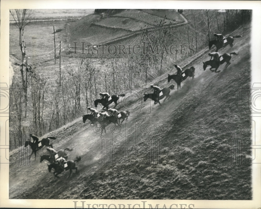 1940 Press Photo Italian Cavalrymen displaying their skills at Tor Di Quinto- Historic Images