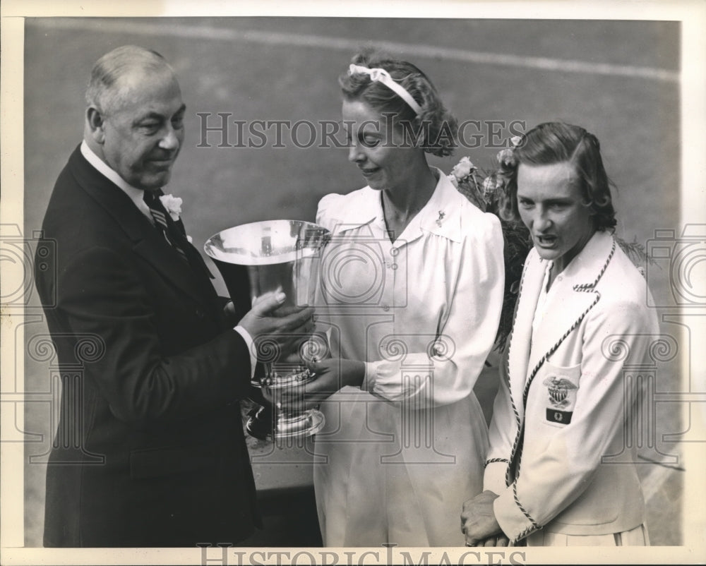 1940 Press Photo Alice Marble receives Nat&#39;l Championship Cup, beat Helen Jacobs- Historic Images