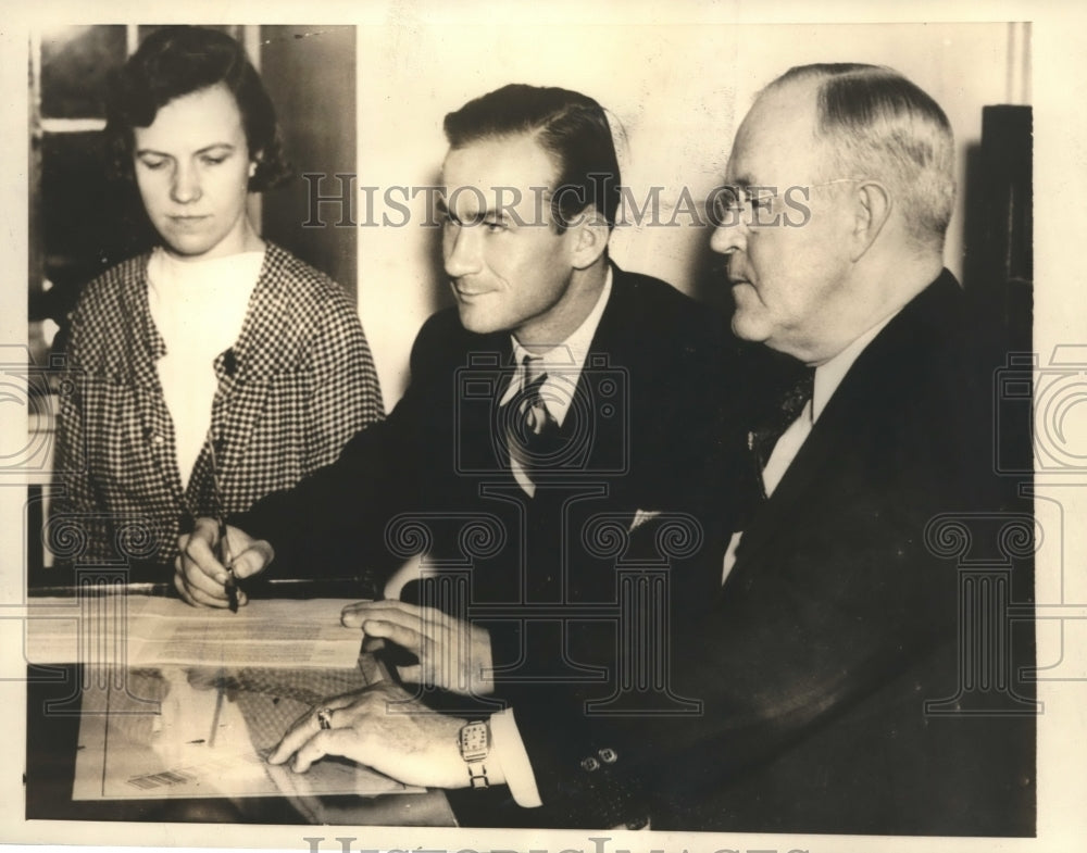 1935 Press Photo Jeaneete Parkinson, Edwin Pitt&amp; Johnny Evers sign contract- Historic Images