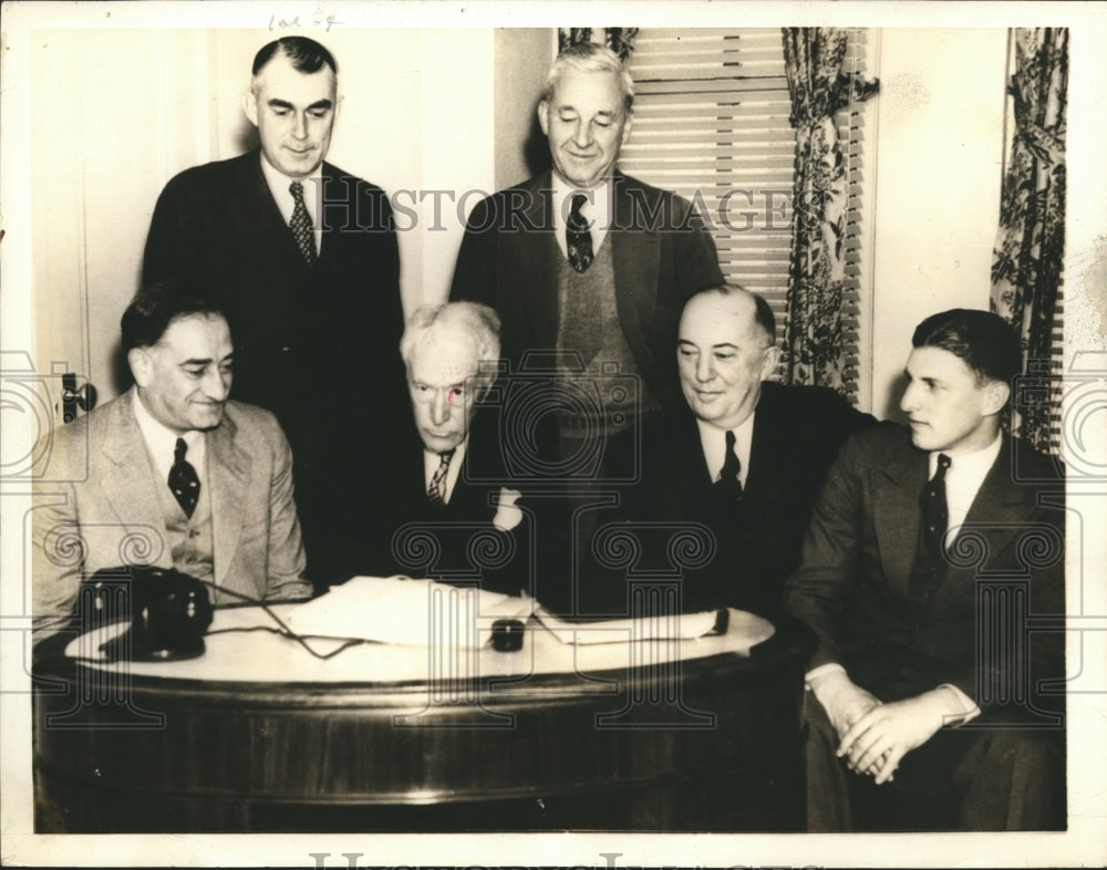 1937 Press Photo Landis to decide if Tom Henrich goes to Milwaukee or Cleveland- Historic Images