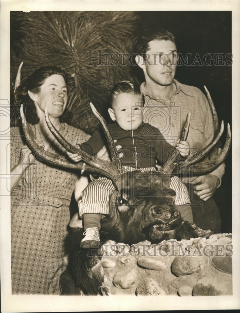 1939 Press Photo Harlond Clift of St. Louis Browns with Harlond Jr. & A.B..Clift- Historic Images