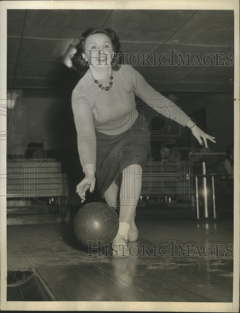 Press Photo Bowling star Tillie Taylor Syring caught in action by Speedray- Historic Images