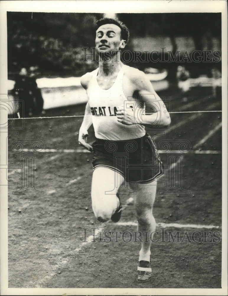 1942 Press Photo Roy Cochran Sets world Record at Drake Relay Meet in Iowa- Historic Images