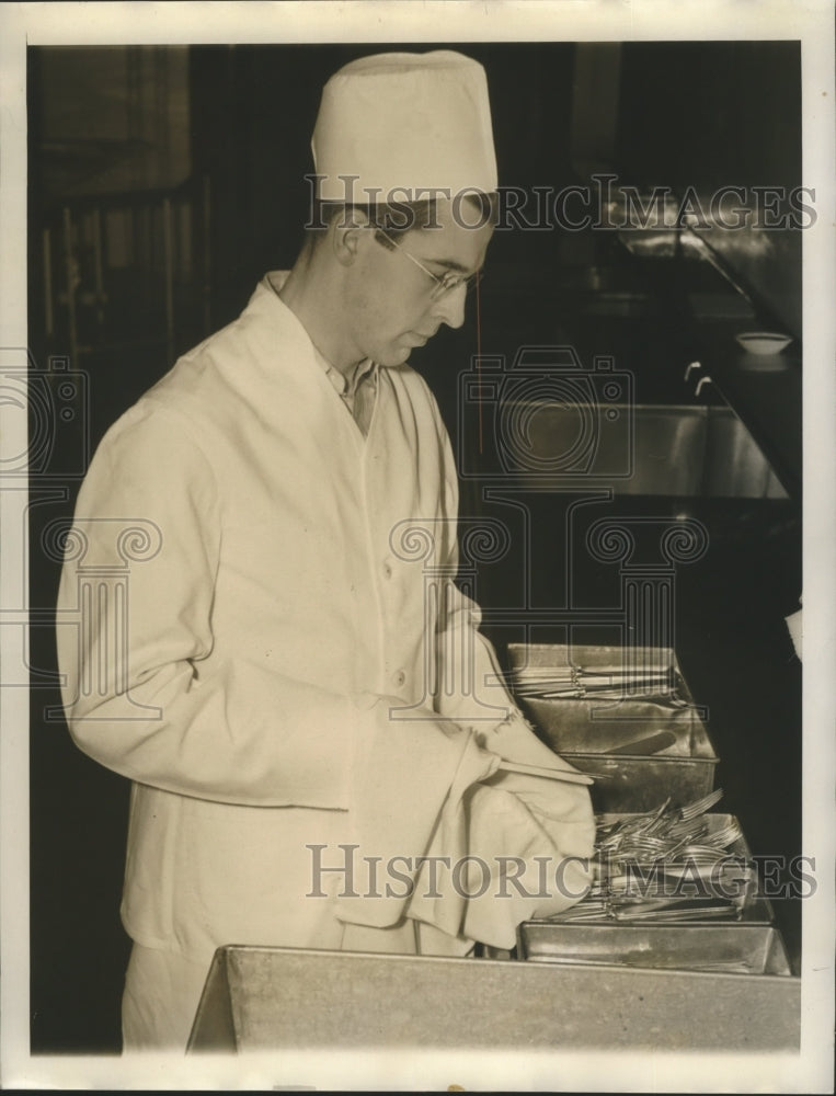 1940 Press Photo Chuck Fenske at Univ. of Wisconsin Kitchen - sbs07599- Historic Images