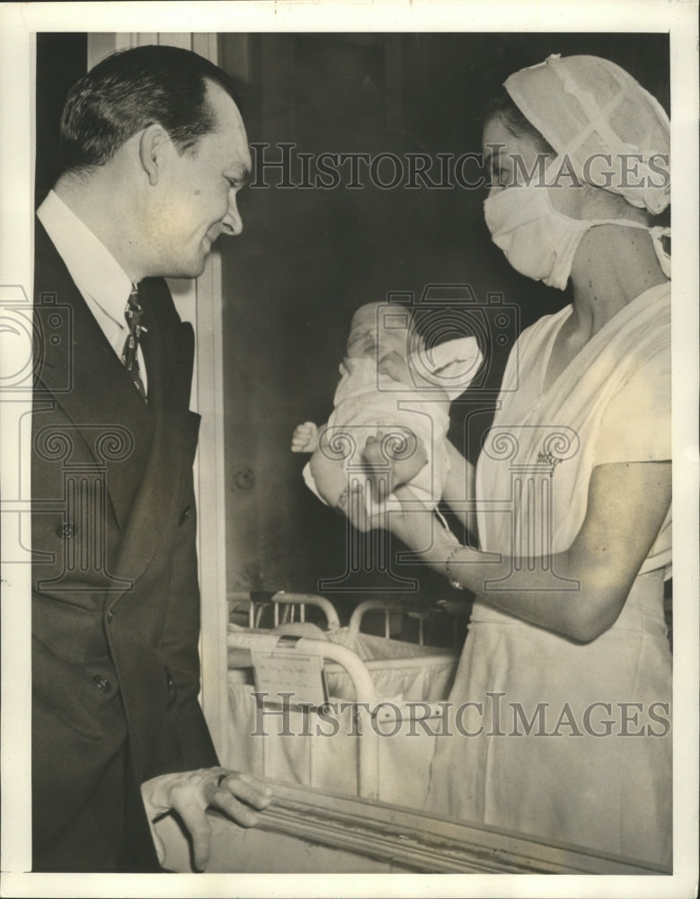 Press Photo Francis Michael Pinky Higgins Detroit Tigers with new daughter- Historic Images