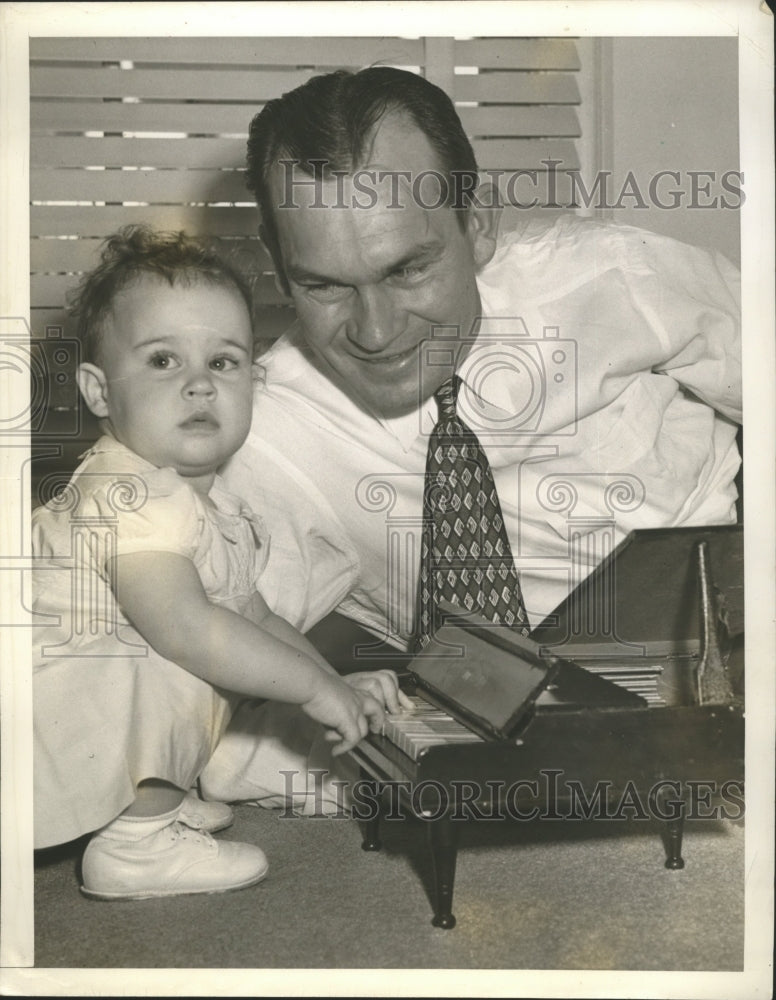 1942 Press Photo Mike Pinky Higgings of Det. Tigers with his daughter Diane- Historic Images