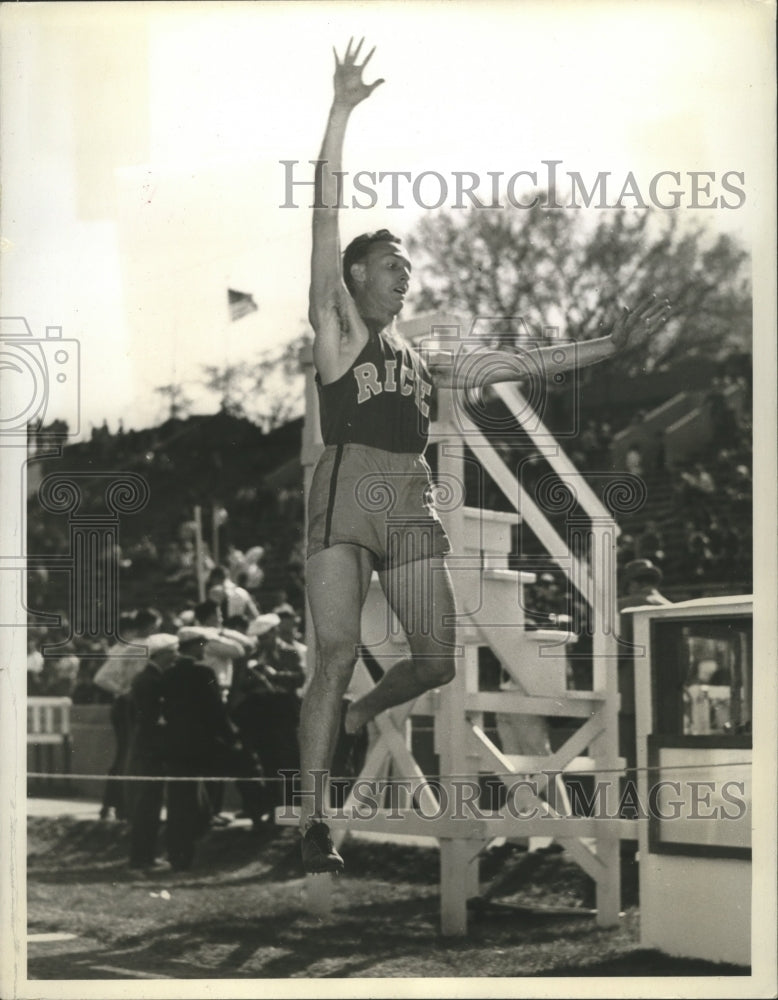 1942 Press Photo Bill Christopher lands after winning leap at the Drake Relays- Historic Images