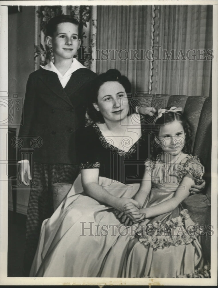 1946 Press Photo TX Commissioner of Labor Statistics Maureen Moore &amp; her kids- Historic Images