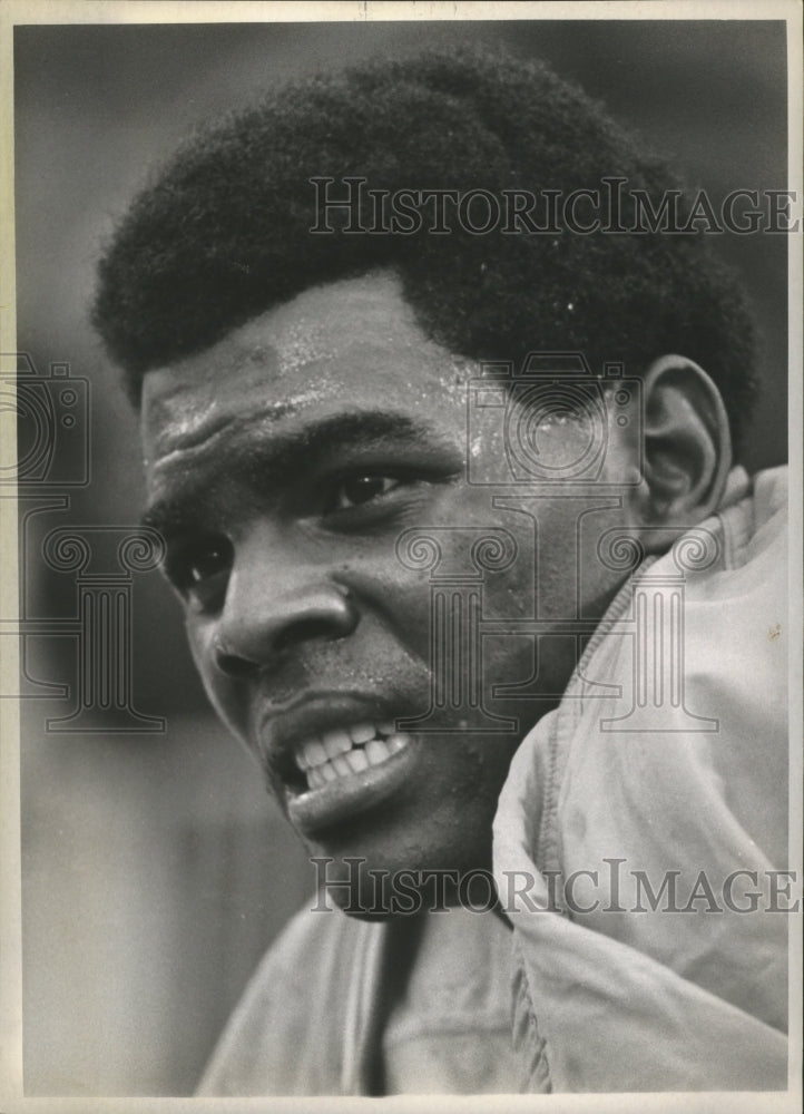 1969 Press Photo Marlin Briscoe showing defeat after watching his team lose- Historic Images