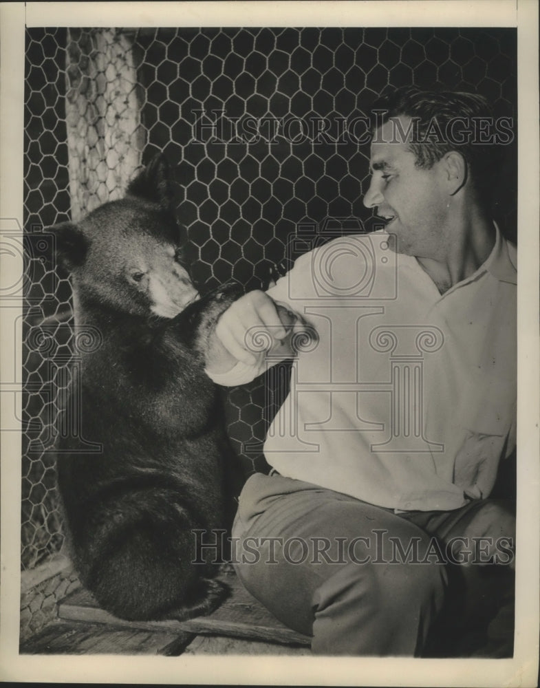 1943 Press Photo Tuffy Leemans New York Giants with a cub - sbs07935- Historic Images