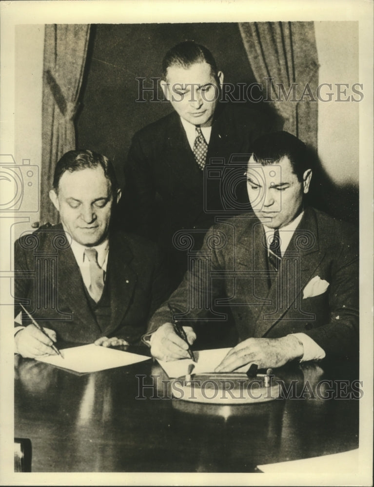 1936 Press Photo Dempsey signing up as member of the Metropolitan Restaurant
