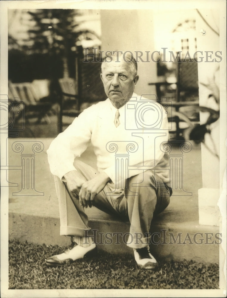 1934 Press Photo John F. Heydler resting on the steps of his hotel in Bermuda- Historic Images