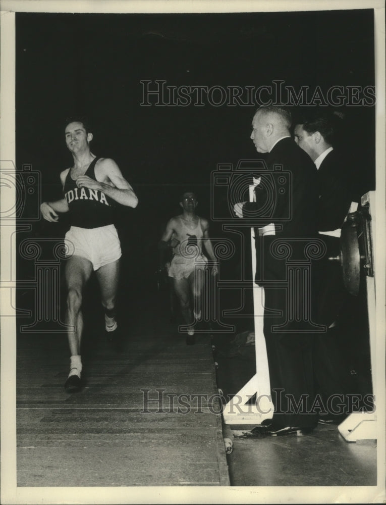 1943 Press Photo Earl Mitchell wins the Wanamaker Mile at Madison Square Garden- Historic Images