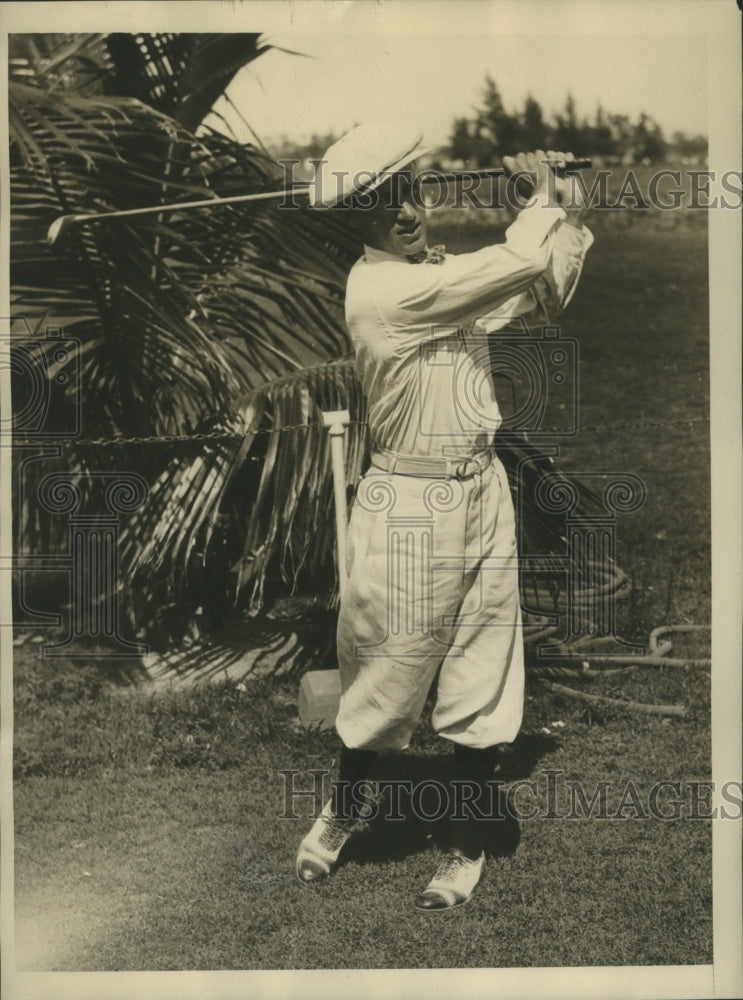 1929 Press Photo Linus McAtree American Jockey at Hotel Everglades Golfing- Historic Images