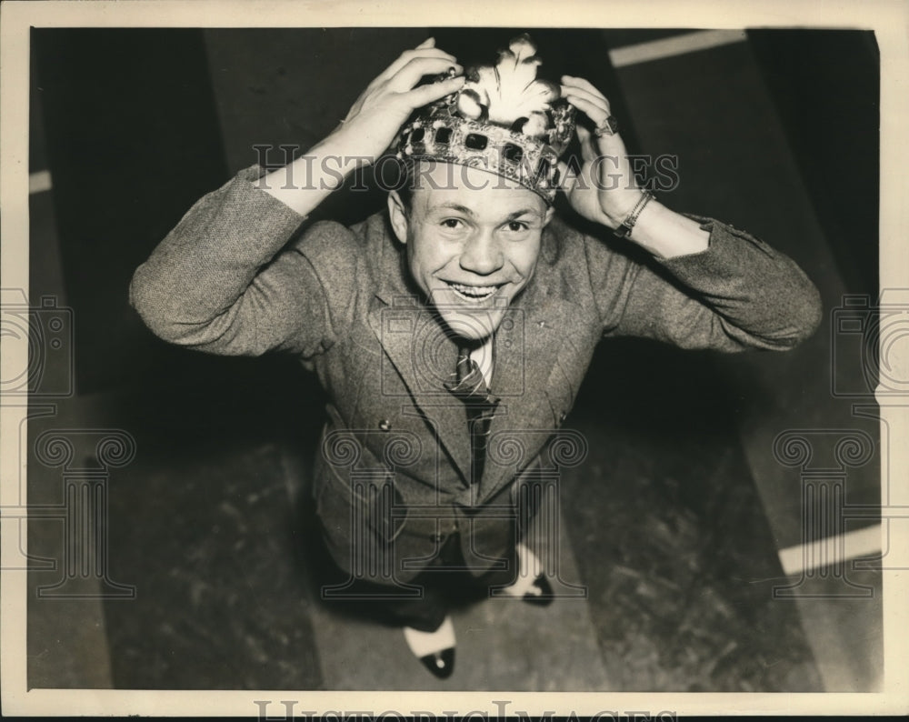 1935 Press Photo Lou Ambers New York Lightweight Boxer tries on crown- Historic Images