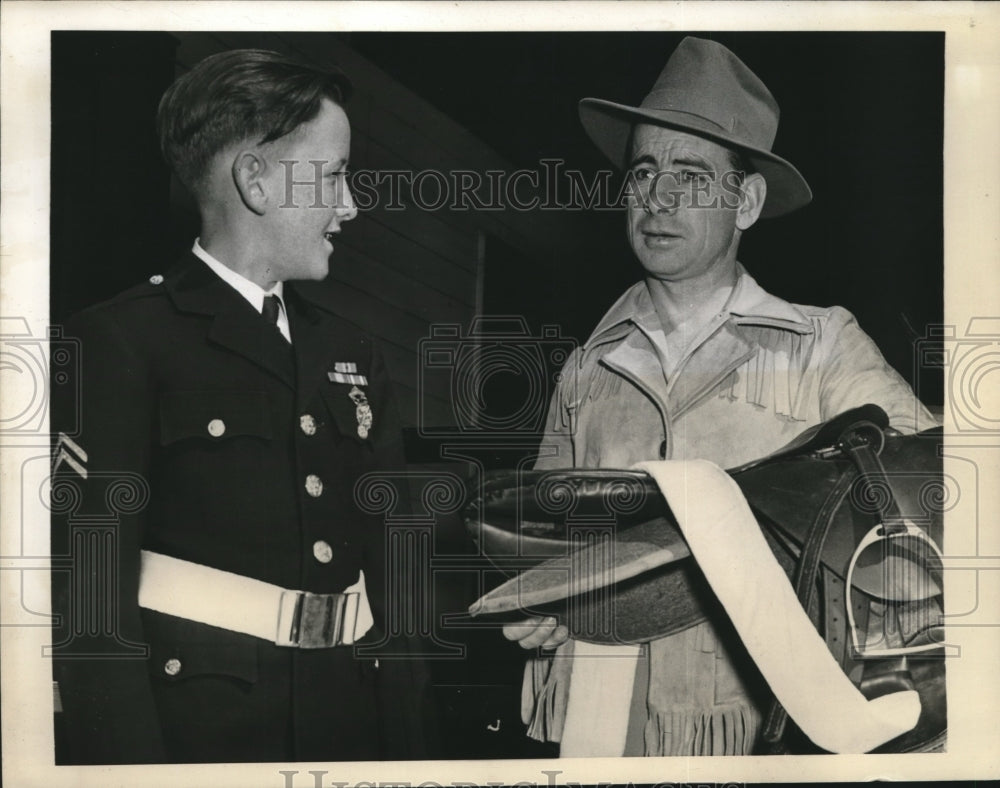 1943 Press Photo Johnny Longdon with son, Vance at Churchill Downs - sbs08278- Historic Images