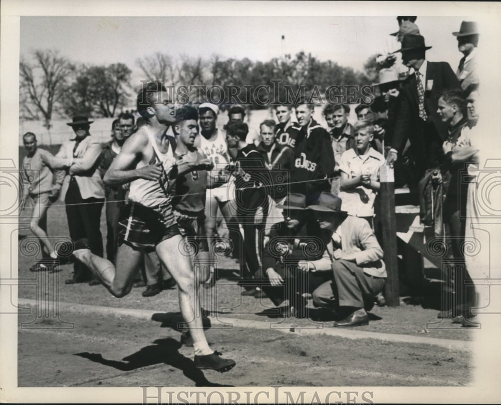 1946 Press Photo Desmond Kidd, U of Texas, wins 440 Yard Dash, Southwestern Meet- Historic Images