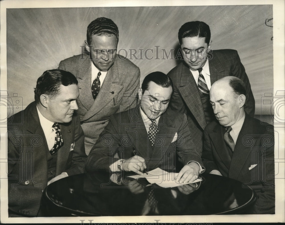 1936 Press Photo Barney Ross signs contract for Australian bout - sbs08521- Historic Images