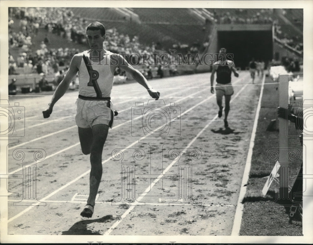 1934 Press Photo William Bonthrom crosses tape, Cunningham in 2nd place NCAA- Historic Images