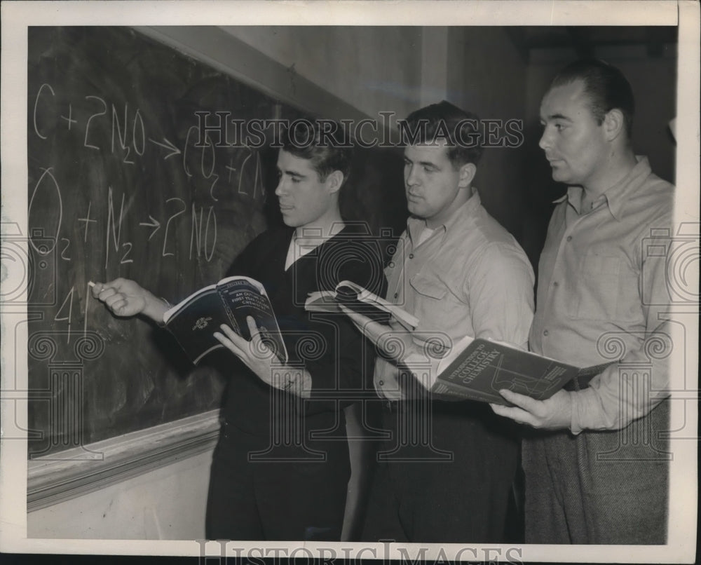 1945 Press Photo Bill Canfield, Pat O&#39;Brien &amp; Tom Hughes Purdue Football players- Historic Images