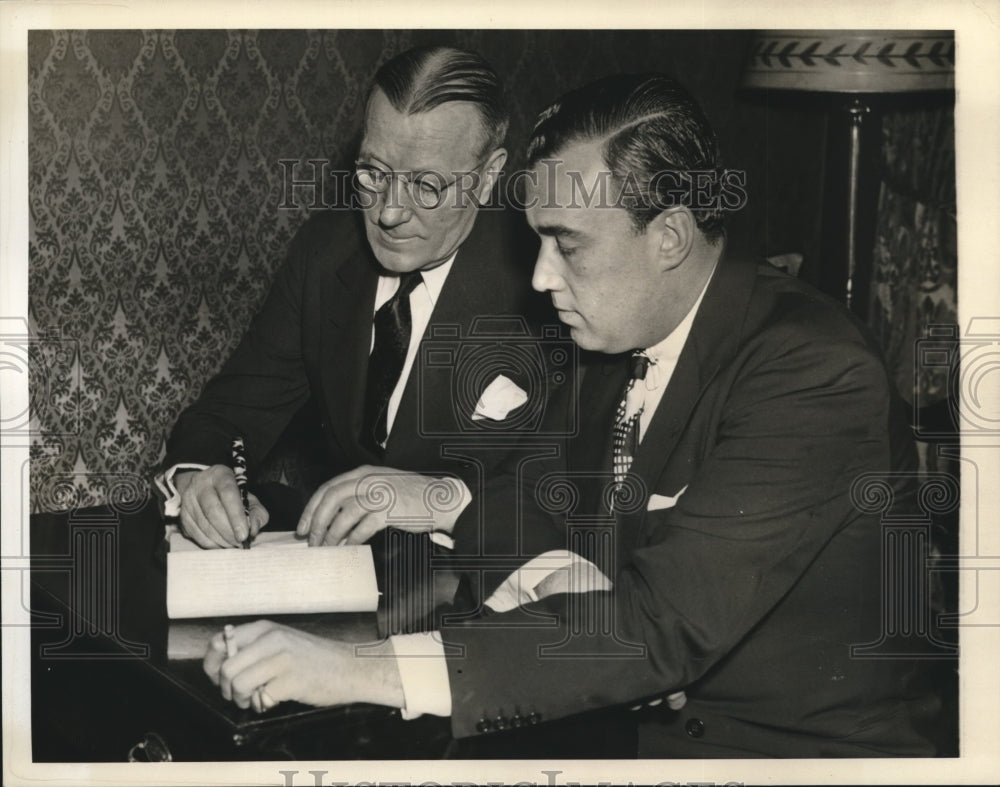 1940 Press Photo John Bain signs contract with Dan Topping Dodgers Owner- Historic Images