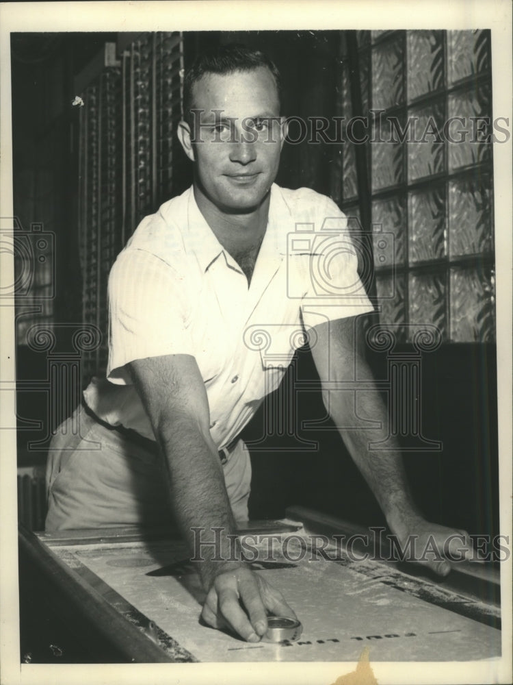 1954 Press Photo Bob Grim sharps up his pitching eye with a mini bowling game- Historic Images