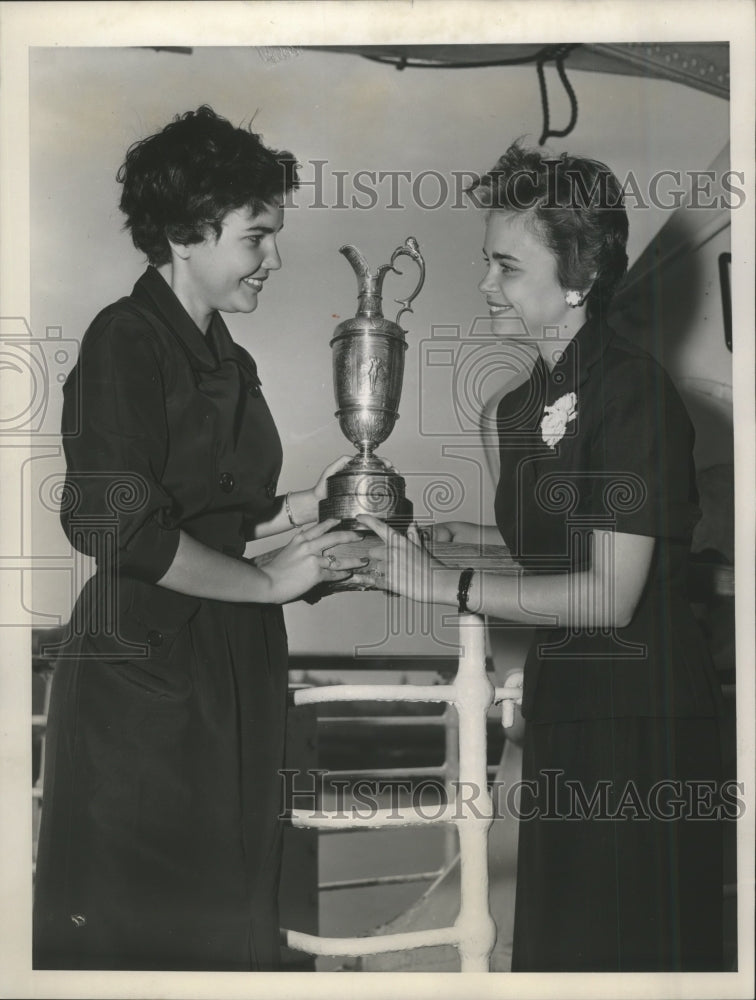 1953 Press Photo Kay Kinball Carter &amp; Ellen Roeser admire British Open Cup- Historic Images